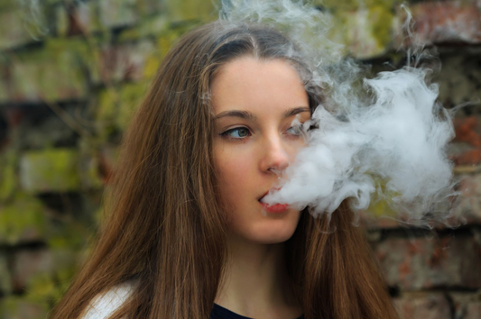 Hur luktar vape? En djupdykning i världen av vaping och aromer